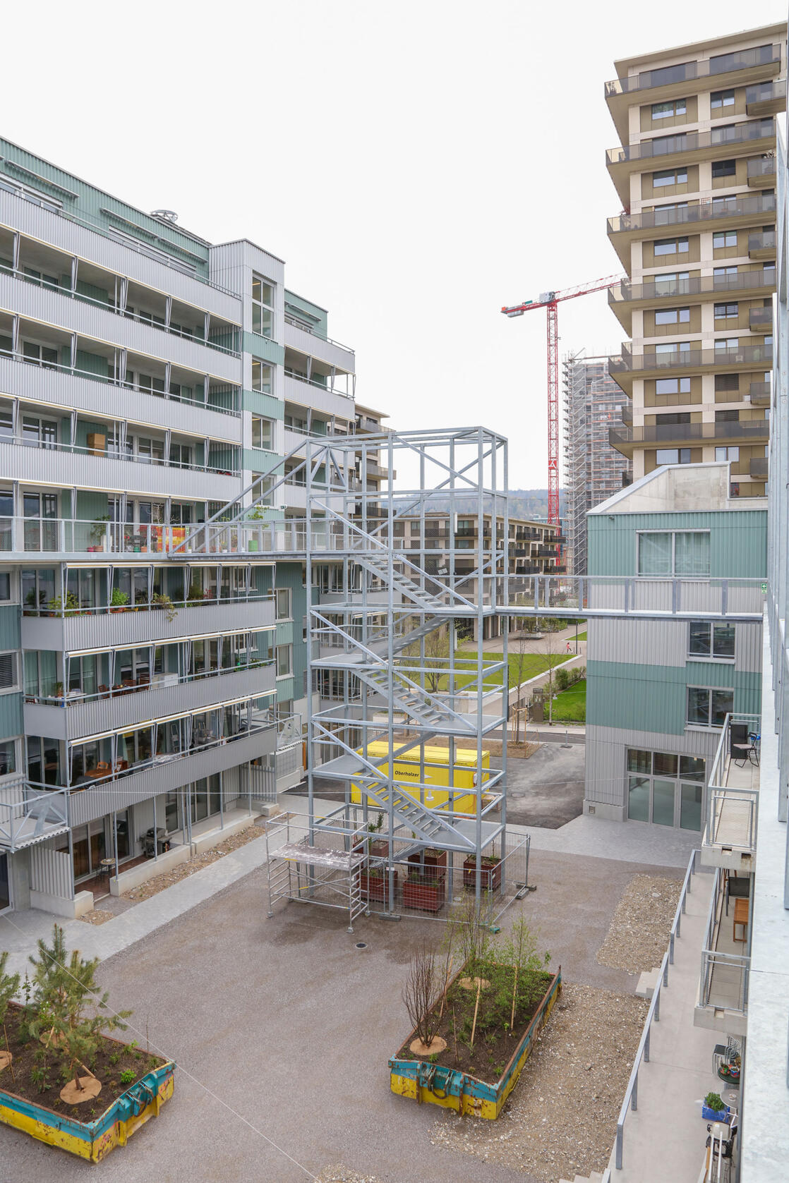 Die Verbindungstreppe im Innenhof [S]