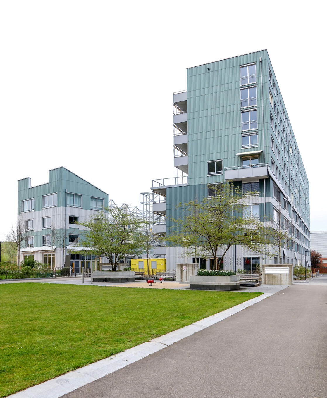 Hofeingang mit verdrehtem Kopfbau