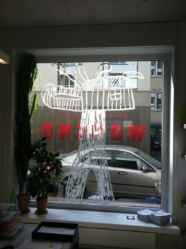 Schaufenster mit Baumhaus